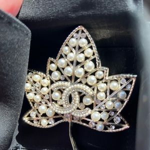 Fashionable Design Brooch Gold Plated Leaves, crystals and Pearl Brand New